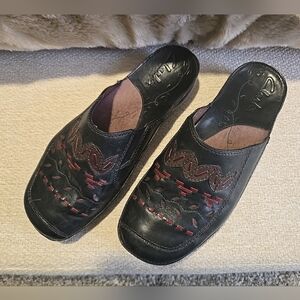 Clarks Artisan Embroidered Leather Slides Ladies Size 7